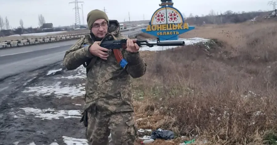 "Красавчик" служить зв'язківцем у ЗСУ Земляки «Музикант» і «Красавчик» забезпечують надійний зв’язок на передовій. Саме про них -ця розповідь