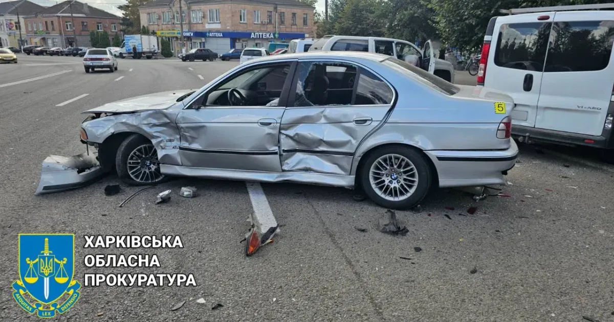 Фото з телеграм-каналу Харківської обласної прокуратури У Богодухові взяли під варту водія, який 31 липня посеред дня в центрі міста в стані алкогольного сп'яніння збив чоловіка та врізався у чотири автівки на порталі Gromada Group