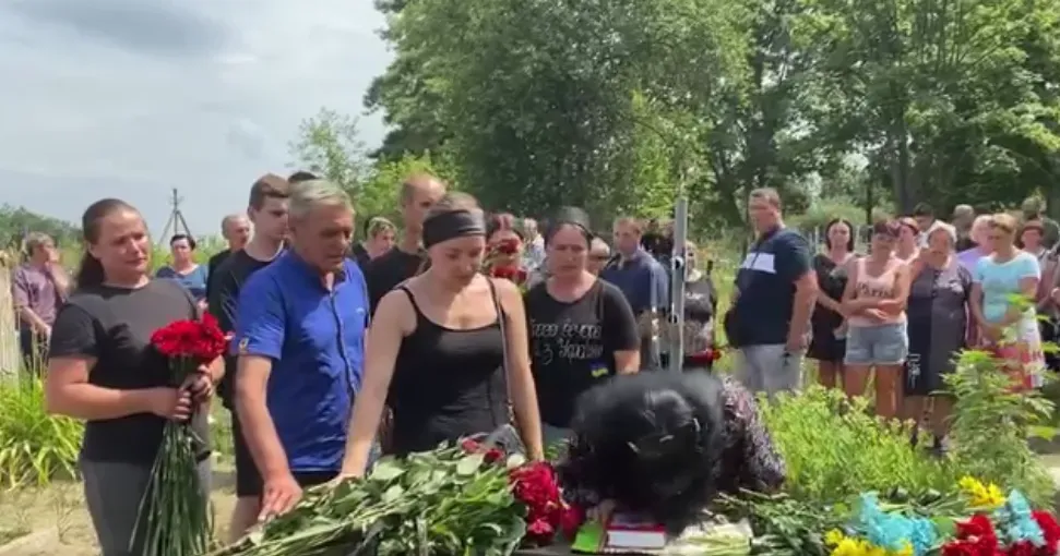Фото з відео на сторінці у фейсбуці Богодухівської міської ради Богодухівщина прощалася з воїном, який захищав нашу країну, Віталієм Сичем на порталі Gromada Group