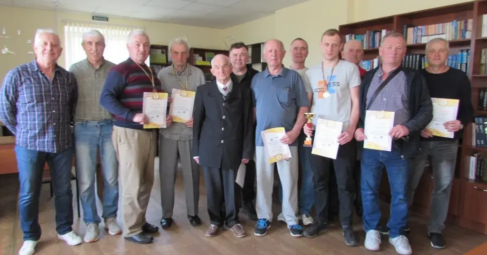 Фото зі сторінки у фейсбуці Богодухівської міської ради Богодухівські шахісти взяли участь у відкритому турнірі в Люботині та зайняли 1 і 3 місце на порталі Gromada Group