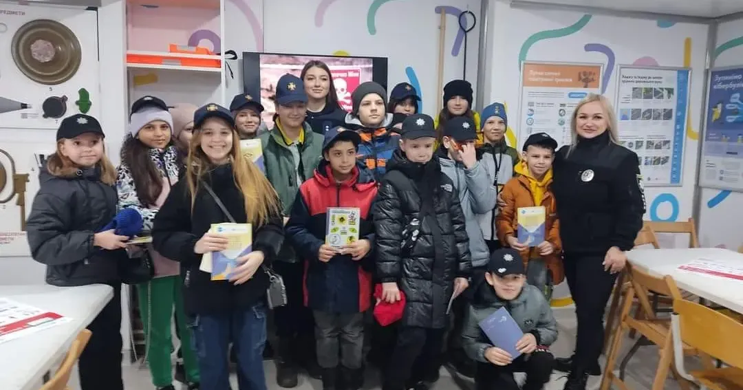 Фото з фейсбук-сторінки Богодухівського районного відділу поліції У Богодухові поліцейські та рятувальники проводять пізнавальні заняття зі школярами на порталі Gromada Group