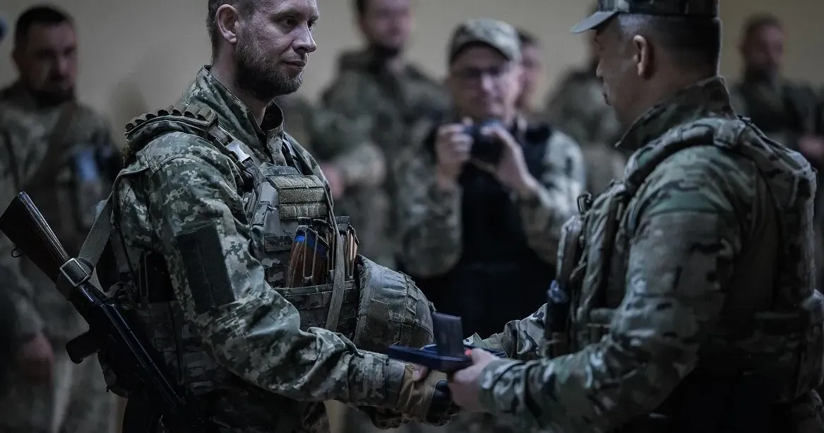 Фото з сайту Богодуховської міської ради Військовослужбовця з Богодухівської громади особисто відзначив нагородою Головнокомандувач Збройних Сил України на порталі Gromada Group